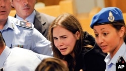 Amanda Knox khóc sau phán quyết tha trắng án tại tòa Perugia ở Ý, ngày 3/10/2011 