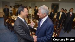  美国国防部长哈格尔欢迎中国国务委员杨洁篪（照片来源：美国国防部）