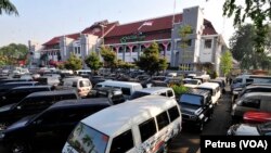 Mobil dinas yang diparkir di halaman Balai Kota Surabaya (Foto: VOA/Petrus)