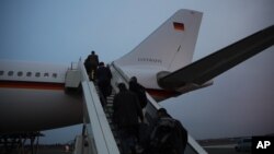 La canciller alemana, Angela Merkel y su delegación abordan el avión en Berlín rumbo a EE.UU. para encontrarse con el presidente Donald Trump. 