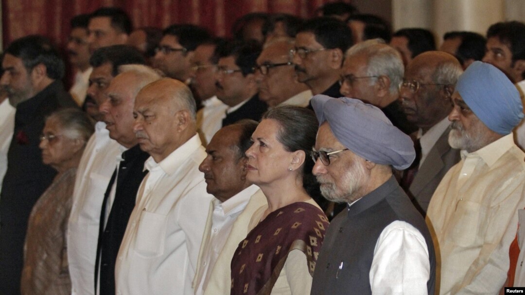 PM India Manmohan Singh (kanan) bersama Sonia Gandhi, ketua partai berkuasa di India dan anggota parlemen India menghadiri pengambilan sumpah anggota kabinet baru India di istana Presiden di New Delhi (28/10).