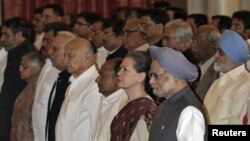 PM India Manmohan Singh (kanan) bersama Sonia Gandhi, ketua partai berkuasa di India dan anggota parlemen India menghadiri pengambilan sumpah anggota kabinet baru India di istana Presiden di New Delhi (28/10).