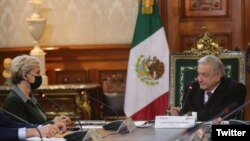 El presidente de México, Andrés Manuel López Obrador, conversa con la secretaria de Energía de EE. UU., Jennifer Granholm, en la Ciudad de México el 20 de enero de 2022. Foto publicada en la cuenta de Twitter del Ejecutivo mexicano.