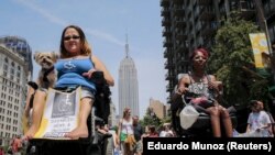 Orang-orang mengikuti parade disabilitas di New York, 12 Juli 2015. (Foto: REUTERS/Eduardo Munoz)