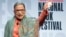 រូបឯកសារ៖ អ្នកស្រី Ruth Bader Ginsburg ចៅក្រម​តុលាការ​កំពូល​សហរដ្ឋអាមេរិក​លើក​ដៃ​ទៅ​កាន់​ទស្សនិកជន បន្ទាប់​ពី​ថ្លែង​សុន្ទរកថា​នៅ​បណ្ណាល័យ​សភា ក្នុង​រដ្ឋធានី​វ៉ាស៊ីនតោន ថ្ងៃទី ៣១ ខែសីហា ឆ្នាំ២០១៩។