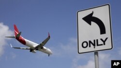 Pesawat Qantas bersiap mendarat di bandara Sydney, di Sydney, Australia, 21 Februari 2013. (Foto: dok.)