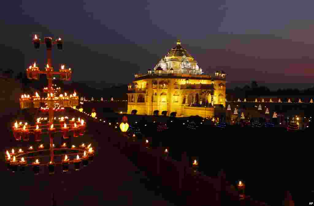 فستیوال Diwali یا فستیوال چراغ در هند، چراغانی‌ معبد اکشاردام در گاندی نگر، ۳۰ کیلومتری شمال احمدآباد.