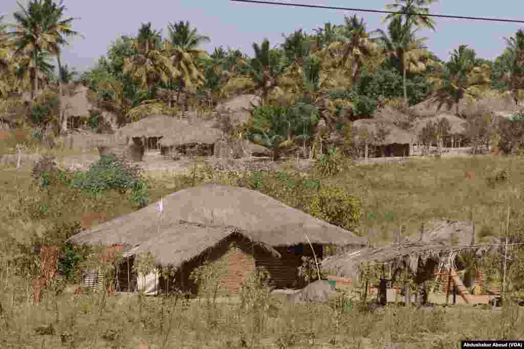 Kijiji kilichopo katika barabara inayoelekea Palma, kaskazini mwa Msumbiji