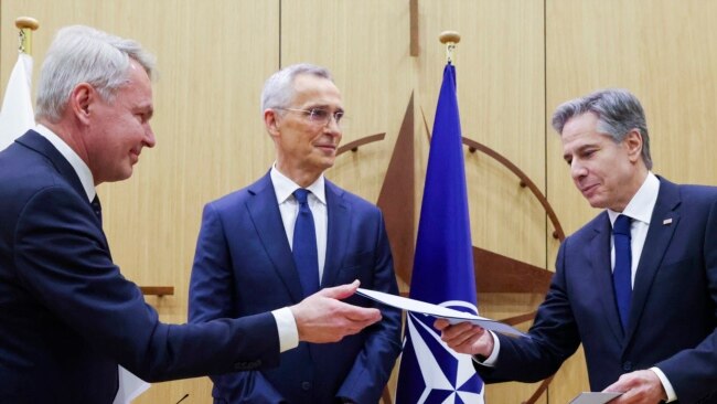 토니 블링컨(오른쪽) 미 국무장관이 4일 벨기에 브뤼셀 북대서양조약기구(NATO·나토) 본부에서 페카 하비스토 핀란드 외무장관으로부터 나토 가입 공식문서를 전달받고 있다. 가운데는 옌스 스톨텐베르그 나토 사무총장.