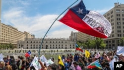 Un maestro marcha en el exterior del palacio presidencial de La Moneda en medio de una huelga general el 12 de noviembre de 2019.