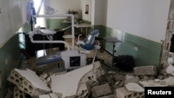Rumah Sakit di Deir al-Sharqi, provinsi Idlib yang rusak akibat serangan udara militer Suriah pada 27 April 2017. 