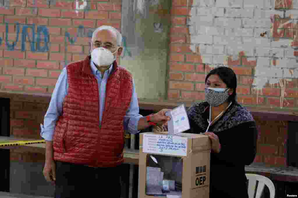  Carlos Mesa, el candidato presidencial de la Alianza de la Comunidad Ciudadana (CC) emite su voto en un colegio electoral.