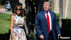 El presidente de EE.UU., Donald Trump, y la primera dama Melania Trump, llegan a la iglesia episcopal Bethesda by the Sea, en Palm Beach, Florida, para el servicio religioso del Domingo de Pascua. Abril 21 de 2019. (REUTERS/Al Drago)