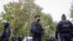 Des policiers français sécurisent une zone où quatre personnes ont été blessées dans une attaque au couteau près des anciens bureaux du journal satirique Charlie Hebdo, vendredi 25 septembre 2020 à Paris. (Photo AP / Lewis Joly)