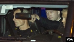 Terdakwa pembantaian massal, Anders Behring Breivik (tengah) duduk di belakang mobil polisi yang membawanya ke pengadilan di Oslo (foto: dok).