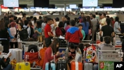 Warga antri di bandara internasional Hong Kong (foto: dok). Semakin banyak warga yang beremigrasi keluar Hong Kong, terutama ke Taiwan, AS dan Kanada.