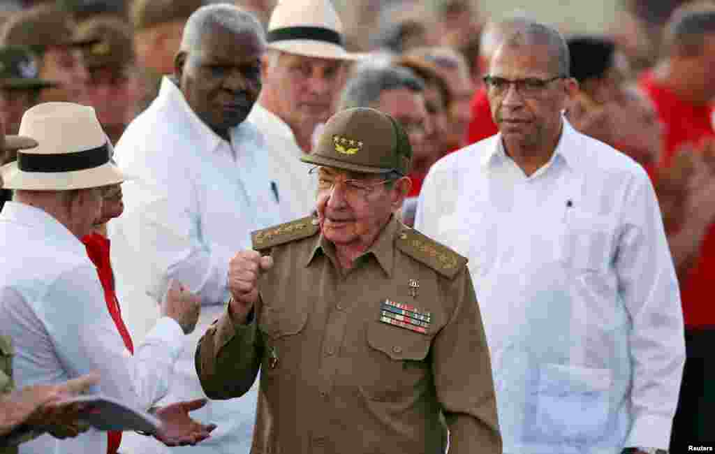 En 2006, Ra&#250;l Castro, hasta entonces n&#250;mero dos en la conducci&#243;n del pa&#237;s, sustituye de manera provisional a Fidel, luego de que &#233;ste enfermara gravemente. Se convierte oficialmente en presidente en 2008.