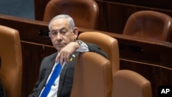 Perdana Menteri Israel Benjamin Netanyahu menghadiri sebuah sesi sidang di parlemen Israel, Knesset, di Yerusalem, pada 17 Juli 2024. (Foto: AP/Ohad Zwigenberg)