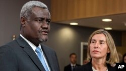 Moussa Faki Mahamat, président de la Commission de l'UA, et Federica Mogherini, chef de la diplomatie de l'Union européenne, Bruxelles, Belgique, le 15 mai 2017. 