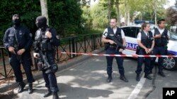 Polisi Perancis menjaga sekitar lokasi terjadinya serangan pisau di Trappes, barat Paris, 23 Agustus 2018 . 