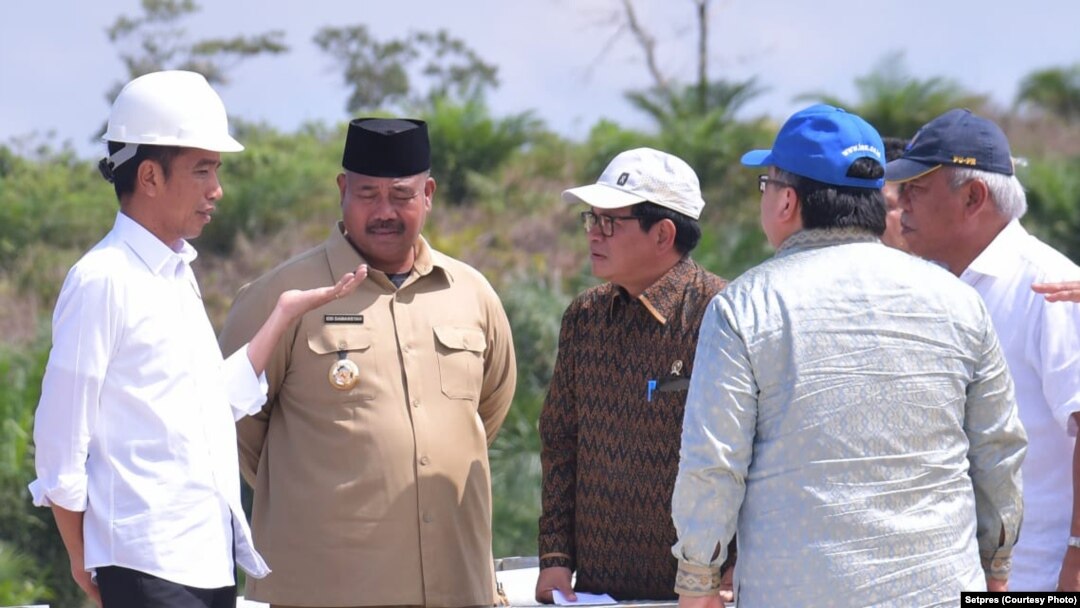 Jokowi berdiskusi dengan sejumlah pejabat dalam lawatan di Kalimantan terkait ibukota baru (courtesy: Setpres)