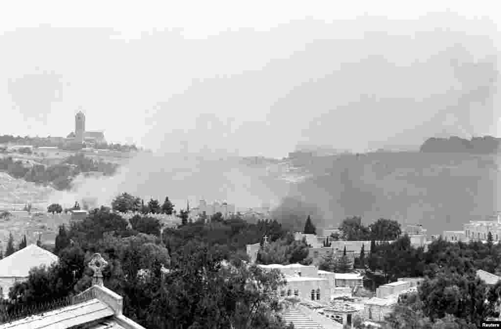 Sharqiy Quddus urush kunlarida / Smoke rises in East Jerusalem during a battle in the 1967 Middle East War, widely known as the Six Day War.