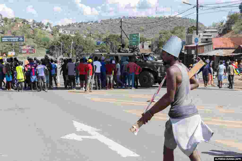 Um veículo blindado militar bloqueia a estrada enquanto os manifestantes tentam chegar ao posto fronteiriço de Ressano Garcia, entre Moçambique e a África do Sul, em 13 de novembro.