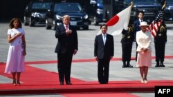Слева направо: первая леди Мелания Трамп, президент США Дональд Трамп, император Японии Нарухито и императрица Масако на церемонии приветствия в Императорском дворце. Токио, Япония, 27 мая 2019