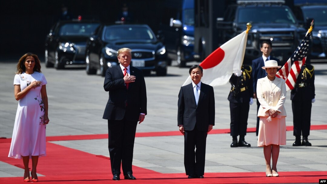 Kuva ibubamfi uja iburyo, umutambukanyi wa Trumo Melania Trump, perezida Donald Trump, igikomangoma c'Ubuyapani Naruhito n'umutambukanyi wiwe Masako i Tokyo, mu Buyapani, Itariki 27/05/2019.