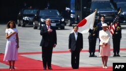 Kuva ibubamfi uja iburyo, umutambukanyi wa Trumo Melania Trump, perezida Donald Trump, igikomangoma c'Ubuyapani Naruhito n'umutambukanyi wiwe Masako i Tokyo, mu Buyapani, Itariki 27/05/2019.