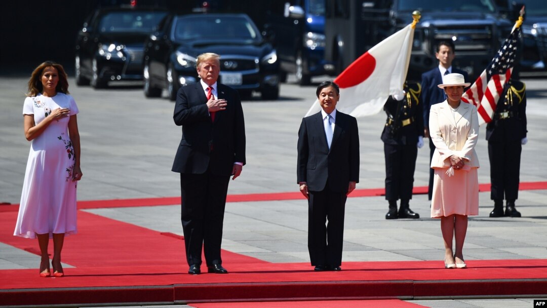 Dari kiri ke kanan, Ibu Negara Melania Trump, Presiden AS Donald Trump, Kaisar Jepang Naruhito dan Permaisuri Masako tampak dalam upacara penyambutan di Istana Kekaisaran di Tokyo, Jepang, 27 Mei 2019.