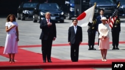 Dari kiri ke kanan, Ibu Negara Melania Trump, Presiden AS Donald Trump, Kaisar Jepang Naruhito dan Permaisuri Masako tampak dalam upacara penyambutan di Istana Kekaisaran di Tokyo, Jepang, 27 Mei 2019.