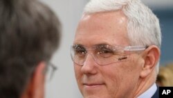 El vicepresidente Mike Pence, visto aquí durante una visita a la fábrica Dyna Lab el sábado, a liderado las discusiones sobre cómo revivir la reforma sanitaria.