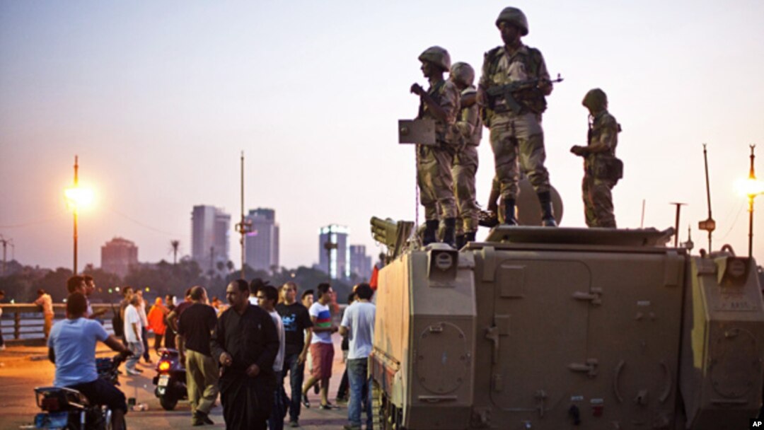 Konvoi militer Mesir tiba di Jembatan Kasr El-Nile dekat Alun-Alun Tahrir di Kairo, untuk berada di antara penentang dan pendukung Mohamed Morsi (5/7). 