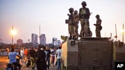 Konvoi militer Mesir tiba di Jembatan Kasr El-Nile dekat Alun-Alun Tahrir di Kairo, untuk berada di antara penentang dan pendukung Mohamed Morsi (5/7). 