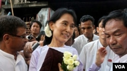 Aung San Suu Kyi bersama para pendukungngya di markas partai NLD di Yangon, Birma.