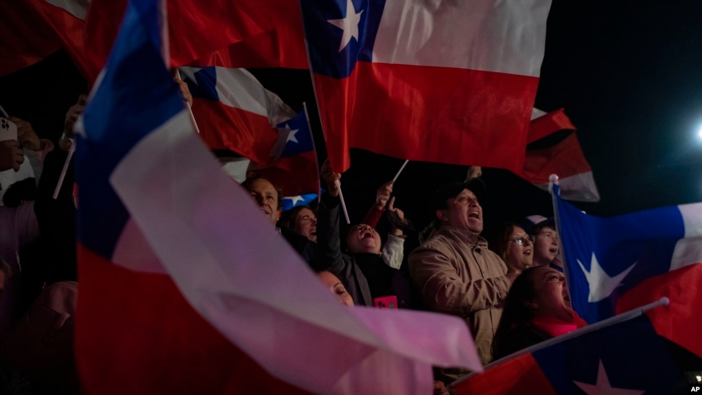 Miembros del Partido Republicano celebran al escuchar los resultados parciales de la elección de un Consejo Constitucional, que redactará una nueva propuesta de Constitución en Santiago, Chile, el domingo 7 de mayo de 2023.