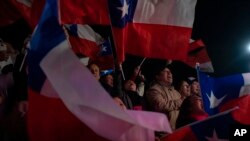 Miembros del Partido Republicano celebran al escuchar los resultados parciales de la elección de un Consejo Constitucional, que redactará una nueva propuesta de Constitución en Santiago, Chile, el domingo 7 de mayo de 2023.