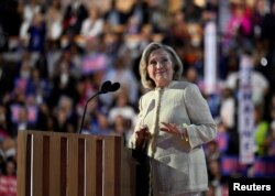 Mantan Menteri Luar Negeri AS Hillary Clinton menghadiri Konvensi Nasional Demokrat di Chicago, Illinois, 19 Agustus 2024. (REUTERS/Craig Hudson)