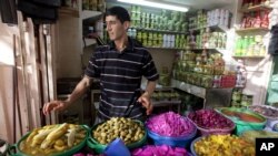 Seorang pedagang Palestina menjual makanan termasuk acar sayur dan zaitun, untuk menyambut Ramadan di Tepi Barat Hebron, Sabtu, 28 Juni 2014.