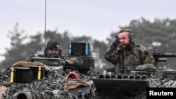 Німецький міністр оборони Борис Пісторіус під час огляду німецьких військ. У березні Німеччина надала 18 танків Leopard 2, для визволення українських територій. Москва називає поставки західної зброї провокацією, яка лише «продовжить страждання українського народу».