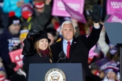 El vicepresidente de EE. UU., Mike Pence y su esposa Karen, saludan a partidarios el lunes 2 de noviembre de 2020 durante un evento de campaña en Grand Rapids, Michigan. La pareja recibirá la vacuna contra COVID, el viernes 18 de noviembre.