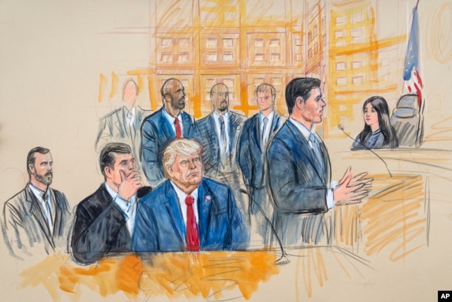 En el dibujo aparecen el expresidente Donald Trump (centro), su abogado defensor Todd Blanche (izquierda), mientras el abogado defensor John Lauro responde a la jueza federal Moxila Upadhyaya.El fiscal especial Jack Smith permanece en el extremo izquierdo. Washington, 3 de agosto de 2023.