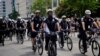 Agentes del departamento de la Policía Metropolitana de Washington DC circulan en bicicleta durante las protestas contra la desigualdad racial tras la muerte de George Floyd bajo la custodia de la policía de Minnesota. Junio 6 de 2020.