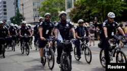 Agentes del departamento de la Policía Metropolitana de Washington DC circulan en bicicleta durante las protestas contra la desigualdad racial tras la muerte de George Floyd bajo la custodia de la policía de Minnesota. Junio 6 de 2020.