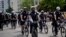 Agentes del departamento de la Policía Metropolitana de Washington DC circulan en bicicleta durante las protestas contra la desigualdad racial tras la muerte de George Floyd bajo la custodia de la policía de Minnesota. Junio 6 de 2020.