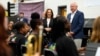 La candidata presidencial demócrata Kamala Harris y su compañero de fórmula, el gobernador de Minnesota, Tim Walz, hablan con miembros de la banda de música en la escuela secundaria Liberty County High School en Hinesville, Georgia, el 28 de agosto de 2024