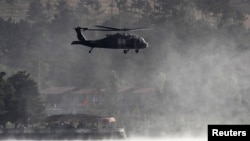 Sebuah helikopter NATO di Kabul, Afghanistan (foto: dok). Serangan NATO di provinsi Ghazni menewaskan seorang anak, Sabtu 30/3. 