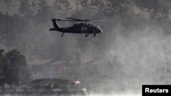 Helicopter NATO terbang di atas Kabul pasca serangan di sebuah hotel pertengahan tahun lalu (Foto: dok). Lima tentara AS tewas dalam kecelakaan helikopter NATO di wilayah Kandahar, Afghanistan Selatan (11/3).