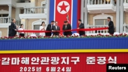 2025년 6월 24일 북한 원산에서 김정은 북한 국무위원장과 그의 딸 김주애가 원산갈마해안관광지구 완공 기념식에 참석하고 있다.